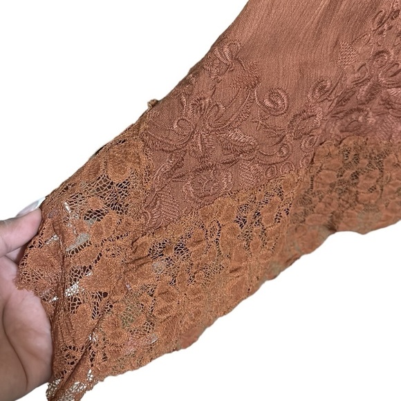 Gimmicks by BKE Lace Trim Embroidered Asymmetrical Hem Tank Top Size M NWT - Picture 4 of 8